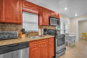 Renovated Grove Bungalow -near Coconut Grove